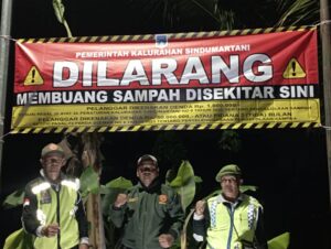 Pemasangan Banner Larangan Pembuangan Sampah Sembarangan oleh Linmas Sindumartani